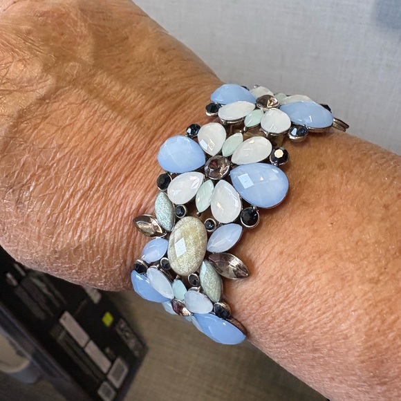 Chic Floral Bracelet - Picture 4 of 4